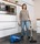 Brosse combine 2 positions pouraspirateur domestique traneau Nilfisk Meteor - jeune femme aspire