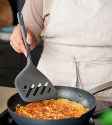 Spatule  retourner trs large enplastique et nylon de marque Zyliss