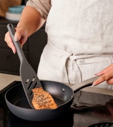 Spatule longue et plate avec fentes en plastique et nylon de marque Zyliss