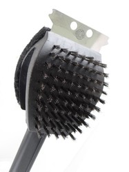 Gros plan sur la brosse de nettoyage pour barbecue GEFU - 3 en 1