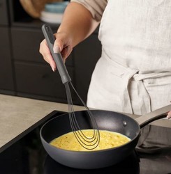 Fouet plat gris silicone de marque Zyliss