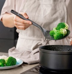 Cuillre  blanchir large et plate en silicone de marque Zyliss