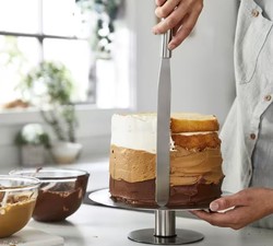 talement d'une ganache sur une gnoise avec la spatule plate 20 cm Kenwood en inox