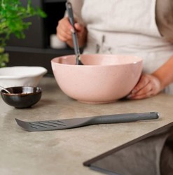 Spatule longue et plate avec fentes en plastique et nylon de marque Zyliss