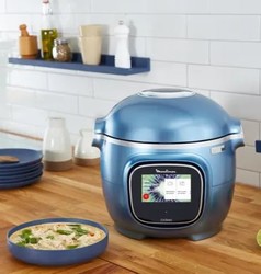 Cookeo Touch Wifi bleu Aqua sur le plan de travail de la cuisine - Moulinex