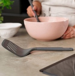 Spatule  retourner trs large enplastique et nylon de marque Zyliss