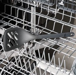 Spatule  retourner avec fentes en plastique et nylon de marque Zyliss