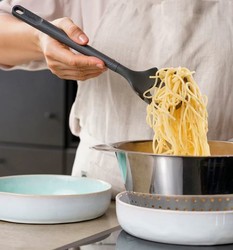 Spatule  spaghetti en nylon et plastique de marque Zyliss