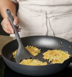 Spatule  retourner avec fentes en plastique et nylon de marque Zyliss