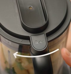 Languette de verrouillage du couvercle aligne au niveau de la poigne du bol blender robot OneTouch