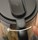Languette de verrouillage du couvercle aligne au niveau de la poigne du bol blender robot OneTouch