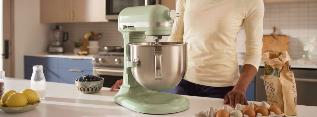 Banniere - robot KitchenAid vert sur un plan de travail