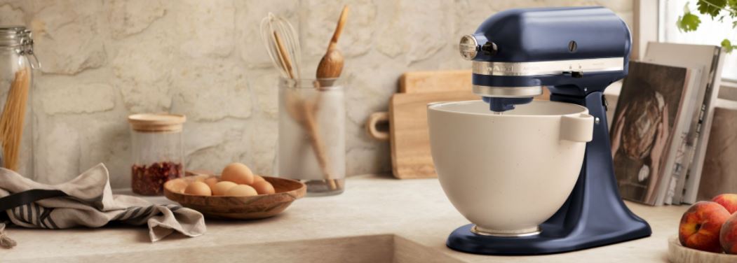 Robot KitchenAid bleu sur un plan de travail