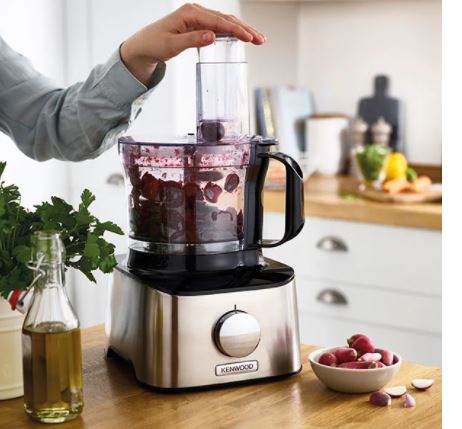 Robot Kenwood qui hache des aliments