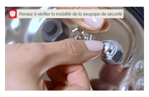 Vérifier la mobilité de la soupape de sécurité du Cookeo Touch en appuyant dessus