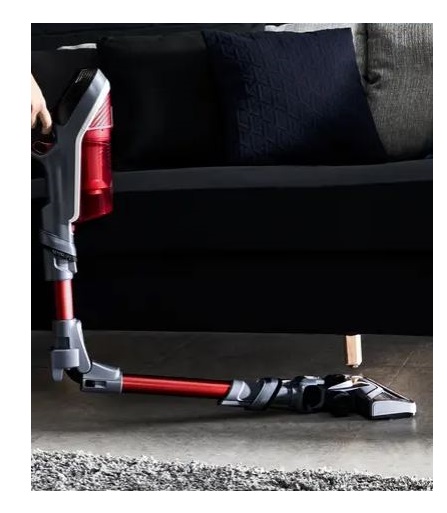 Visuel de l'aspirateur X-Force Flex 8.60 qui passe sous le canapé